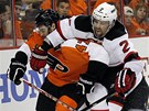 Marek �idlick� z New Jersey zastavuje Erica Wellwooda z Philadelphie.