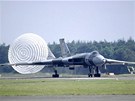 Avro Vulcan p�ist�v� s vyu�it�m brzd�c�ho pad�ku.