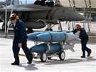 Zbroj��i US Navy p�ev�ej� t�la bomb Mk.83 r�e 1 000 lb.
