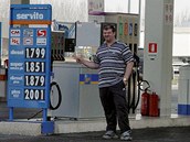 Italské benzinky byly ve srovnání třetí nejdražší. Ilustrační foto