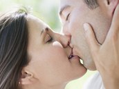 L�b�n� je zdrav� a prosp�v� vztahu i va�� kr�se. A to nejen na 1. m�je a pod t�e�n�.