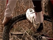 P�i nouzovém narovnání osmy na mtb je nejlep�í kolo pevn� uchopit ob�ma rukama,...