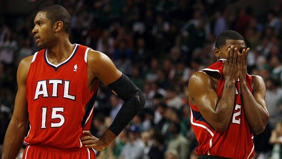 Al Horford (vlevo) a Joe Johnson z Atlanty zklaman� po proh�e s Bostonem.