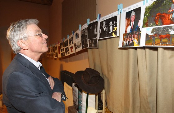 Plastick� chirurg Jan M욝�k si prohl�� fotografie s Miloslavem Zapletalem.