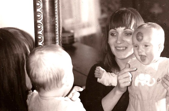 Sandra Pogodová na archivní fotografii s maminkou. Sandra Pogodová na archivní fotografii s maminkou.