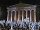 P��znivci konzervativn� st�edopravicov� strany Nov� demokracie m�vaj� vlajkami