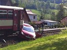 Motorov� vlak peugeota z p�ejezdu odtla�il. Ve vraku auta zahynula