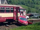 Motorov� vlak peugeota z p�ejezdu odtla�il. Ve vraku auta zahynula