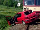 Motorov� vlak peugeota z p�ejezdu odtla�il. Ve vraku auta zahynula