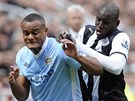 T�SN� SOUBOJ. Demba Ba z Newcastlu (vpravo) soupe�� o m�� s Vincentem Kompanym,