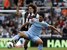 T̎K� ZPRACOV�N�. Fabricio Coloccini z Newcastlu dot�r� na Sergia Ag�era,