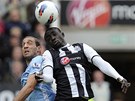 VZDU�N� SOUBOJ. Papiss Ciss� z Newcastlu (vpravo) hlavi�kuje v souboji s Pablem