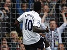 TREFA Z PENALTY. Emmanuel Adebayor, �to�n�k Tottenhamu, st��l� g�l z penalty v