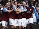 VEDEME. Fotbalist� Aston Villy se raduj� z g�lu, kter� vst�elil Ciaran Clark
