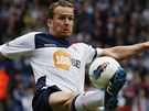 ZPRACOV�N�. Kevin Davies z Boltonu si prava�kou stahuje m�� ze vzduchu.