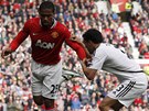 DR�EN� ZA DRES. Antonio Valencia z Manchesteru United (vlevo) si v souboji se