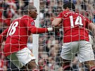 V S�TI. Ashley Young (vlevo) a Javier Hernandez z Manchesteru United se v br�n�
