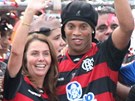 Ronaldinho se fanou�k�m Flamenga p�edstavil s plnou par�dou. Patr�cia Amorimov�...
