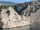 Za ostr�m mysem se ukr�v� �st� z�livu Zavratnice.