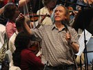 Jarek Nohavica p�i jedin� zkou�ce s filharmoniky p�ed koncertem v b�val�m