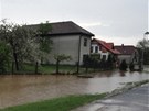 De��ov� voda a bahno z pol� zaplavily Sov�tice na Kr�lov�hradecku (3. kv�tna