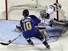 RAD�I JDI NA HAMBURGER. Andy McDonald ze St. Louis Blues se takhle marn� sna�il