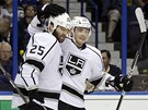 VELK� GRATULACE. Dustin Penner z Los Angeles gratuluje ke g�lu do s�t� soupe��