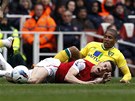 AU, TO BOL�. Laurent Koscielny z Arsenalu (v �erven�m) k�i�� bolest� po z�kroku