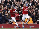 J� HO DAL. �to�n�k Robin Van Persie z Arsenalu (vpravo) se raduje ze