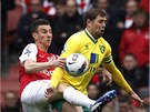 J� TI TEN M�� SEBERU. Laurent Koscielny z Arsenalu (v �erven�m) se sna�� sebrat