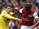 SOUBOJ O M��. Alex Song z Arsenalu (v �erven�m) a Wes Hoolahan z Norwiche