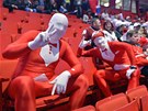 VYHRAJEME. Ru�tí fanou�ci sledují na hokejovém mistrovství sv�ta zápas svého...