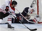 BUDE TO G�L? Americk� brank�� Jimmy Howard se sna�� zabr�nit g�lu Johna