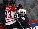 SOUBOJ U MANTINELU. Marc Methot z Kanady (v b�l�m) a Max Pacioretty z USA
