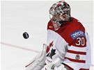 TO G�L NEBUDE. Kanadsk� g�lman Cam Ward chyt� puk, kter� let�l na jeho branku.
