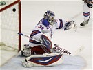 INKASOVAL. G�lman Henrik Lundqvist z New Yorku Rangers dostal g�l.