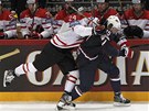 TVRD� SOUBOJ. Kana�an Jamie Benn (vlevo) vr�� do  Joeyho Crabba z USA.