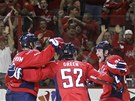 RADOST CAPITALS. Hokejist� Washingtonu Capitals se raduj� ze vst�elen�ho g�lu.