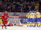 RADOST A SMUTEK. Zat�mco �esk� obr�nce Miroslav Bla��k smutn� opou�t� led,...