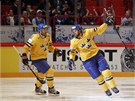 G�L. �v�d�t� hokejist� Henrik Zetteberg (vlevo) a Niklas Kronwall se raduj� ze...