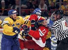 KO�KOVAN�. �v�dsk� obr�nce Niklas Kronwall se po��uchuje s �esk�m �to�n�kem...