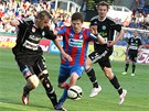 SMĚLÝ PRŮNIK. Plzeňský záložník Václav Pilař (uprostřed) se snaží procpat... SMĚLÝ PRŮNIK. Plzeňský záložník Václav Pilař (uprostřed) se snaží procpat...