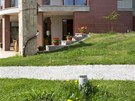 Od kol�ku, kde za��n� "p�edm�stsk� bydlen�",  je k domu jen p�r metr�.