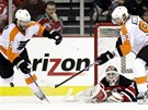 �to�n�k Jakub Vor��ek z Philadelphie (vpravo) a jeho spoluhr�� Scott Hartnell
