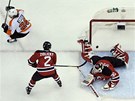 Obr�nce Marek �idlick� (uprost�ed) z New Jersey v tomto okam�iku nedok�zal