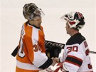 G�lman Martin Brodeur (vpravo) z New Jersey se po v�t�zn�m duelu zdrav� se sv�m