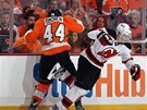 Petr S�kora (vpravo) z New Jersey pad� po souboji s Kimmo Timonenem. 
