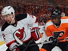 Marek �idlick� (vlevo) z New Jersey v souboji s Waynem Simmondsem z