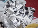 Celn�ci odhalili na Chebsku ob�� v�robnu pad�lk� textilu. (3. 5. 2012)