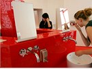 Na �áky �eká opravdový luxus, v�etn� do �ervena lad�ných dív�ích toalet.